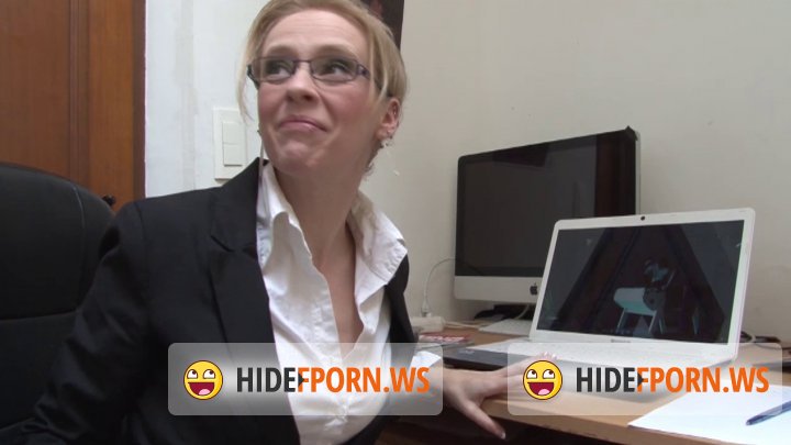LaFRANCEaPOIL.com - Angie - Angie, secretaire nympho, decouvre le milieu du porno! [HD 720p]