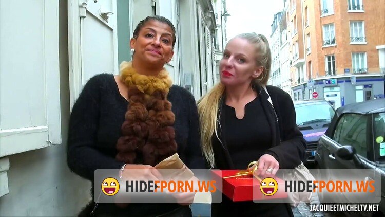 JacquieEtMichelTV.net/Indecentes-Voisines.com - Jess, Sonia - Jess et Sonia, en cadeau pour notre lascar ! [FullHD 1080p]