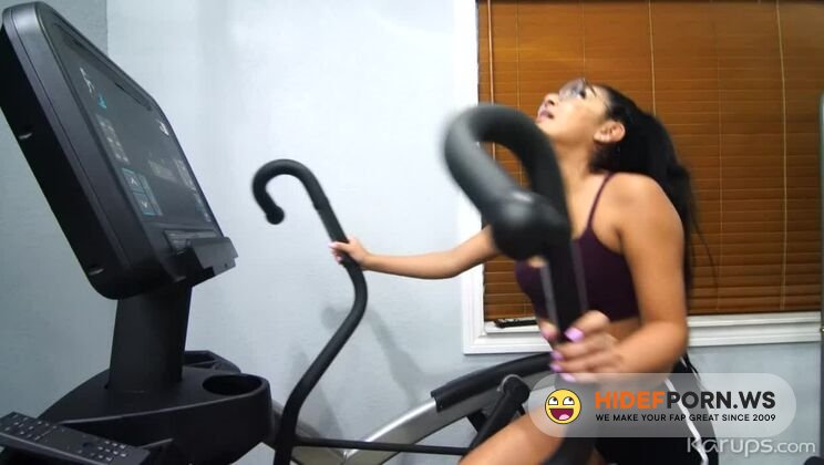 KarupsHometownAmateurs - Binky Beaz - Tight Little Fitness Freak [2020/HD]