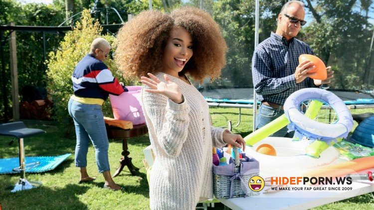 PervsOnPatrol.com/Mofos.com - Cecilia Lion - Getting Lucky At The Yard Sale [FullHD 1080p]