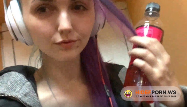ManyVids.com - Sia Siberia - Masturbation My Pussy In The Gym Toilet [FullHD 1080p]