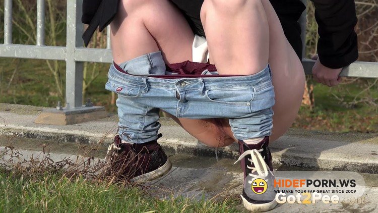 Got2Pee.com - Unknown - Both hands [FullHD 1080p]