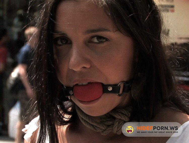 PublicDisgrace.com/Kink.com - Oliver Sanchez, Salma de Nora - Fully Nude and Barefoot in Public [HD 720p]