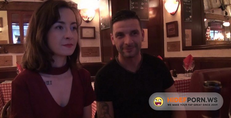 JacquieEtMichelTV.net/Indecentes-Voisines.com - Julie - Julie, 21ans, serveuse dans un restaurant italien! [FullHD 1080p]