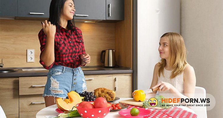 ClubSweethearts.com/ - Tarre aka Olivia Cassi, Lana Broks - Stuffing Pussy For Thanksgiving [FullHD 1080p]