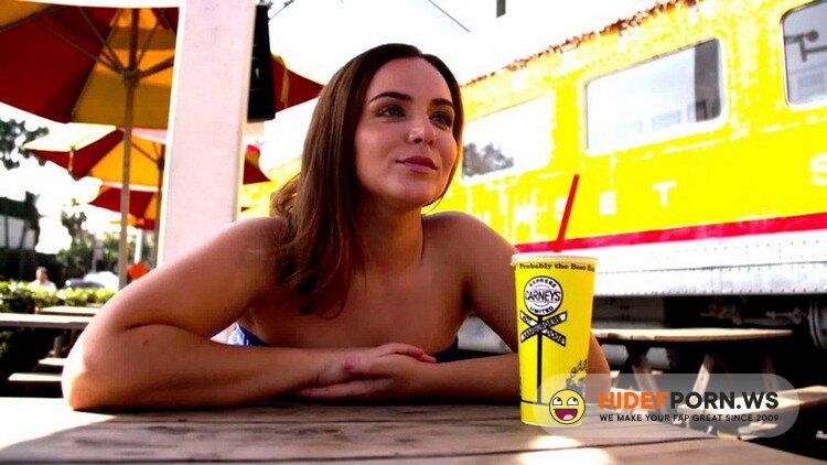 JacquieEtMichelTV.net/Indecentes-Voisines.com - Virginie - A Los Angeles avec Virginie, 29ans [FullHD 1080p]