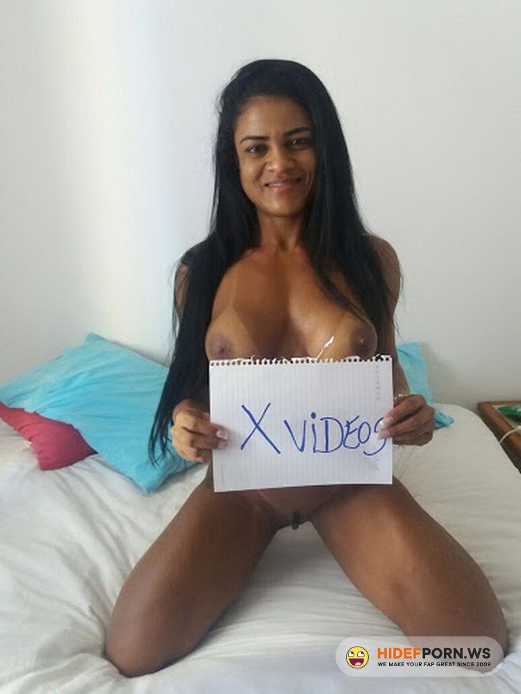 BradMontana.com - Ana Julia - A Cavala Ana Julia Fodendo no Pelo com Quatro Dotados [FullHD 1080p]