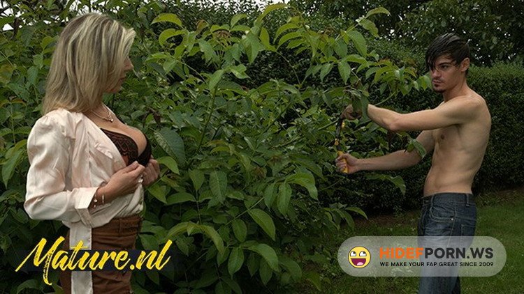 MomsLoveAnal.com - Unknown - Sexy MILF Gets Her Ass Fucked Hard By The Gardener [FullHD 1080p]