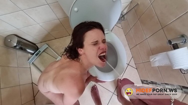 Onlyfans.com - Mia - Petite slut gets her tight asshole fucked in bathroom anal piss drinking [FullHD 1080p]
