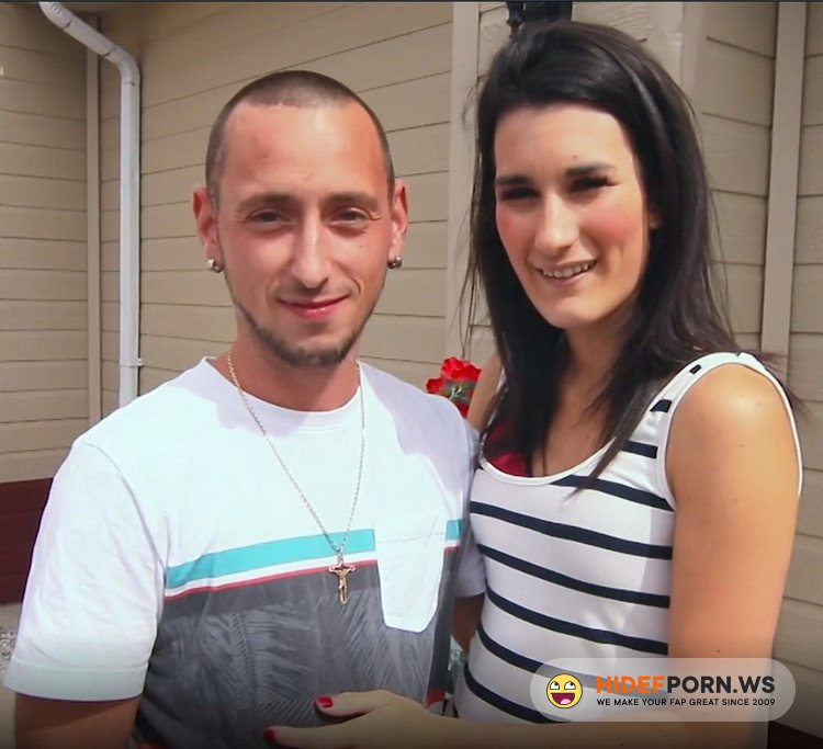JacquieEtMichelTV.net - Laurie - Laurie 22ans et Dom 31ans couple tres libere [FullHD 1080p]