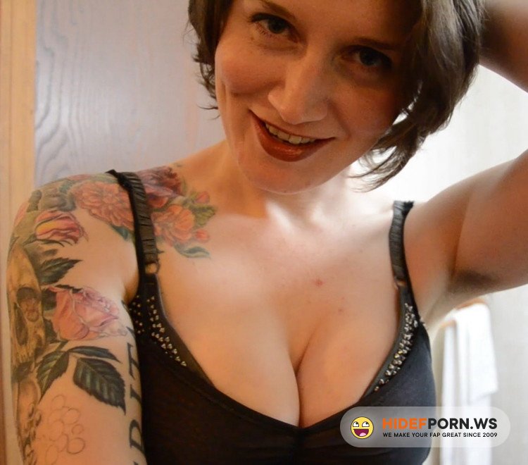 Bettie Bondage/Clips4sale.com - Bettie Bondage - New Years Kiss With Mom [FullHD 1080p]