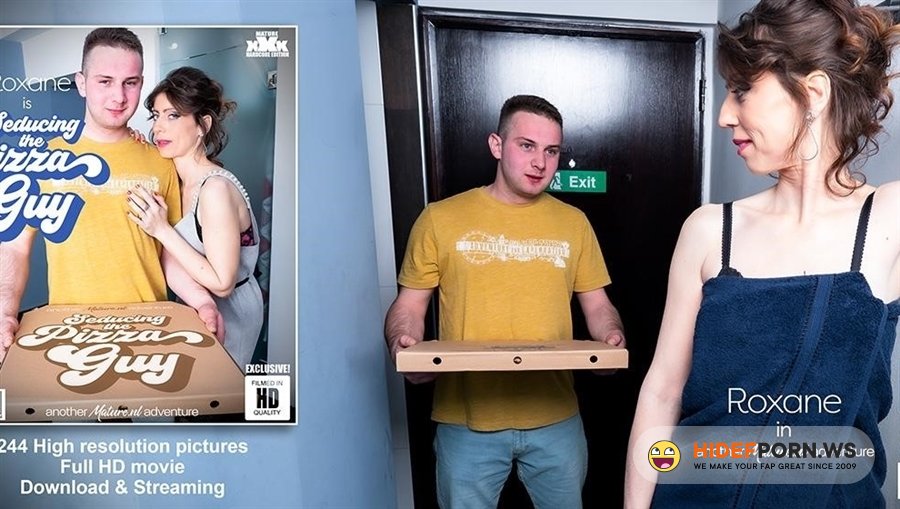 Mature - Roxane - Cougar Roxane Is Seducing The Young Pizzaguy [2021/FullHD]