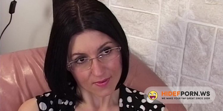 JacquieEtMichelTV - Clara Nylon - Sodomie violente pour une cougar [HD 720p]