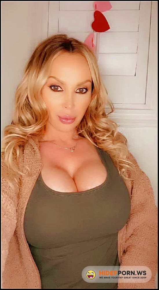 NikkiBenz.com - Nikki Benz - Camera Guy Gets Lucky with Nikki! [HD 720p]