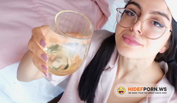 Fansly.com - Ema Lee - Waking Up To a Glass of Hot Yellow Piss [FullHD 1080p]