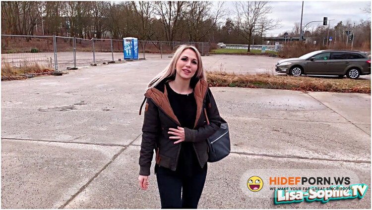 Kleine Blondine wird auf dem offentlichen Parkplatz hart gefistet [FullHD 1080p]