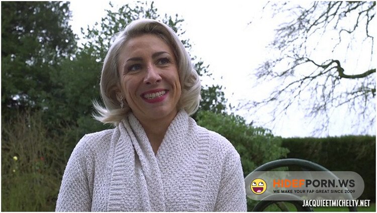 JacquieEtMichelTV.net/Indecentes-Voisines - Julie - A deux dans l'anus de Julie [FullHD 1080p]