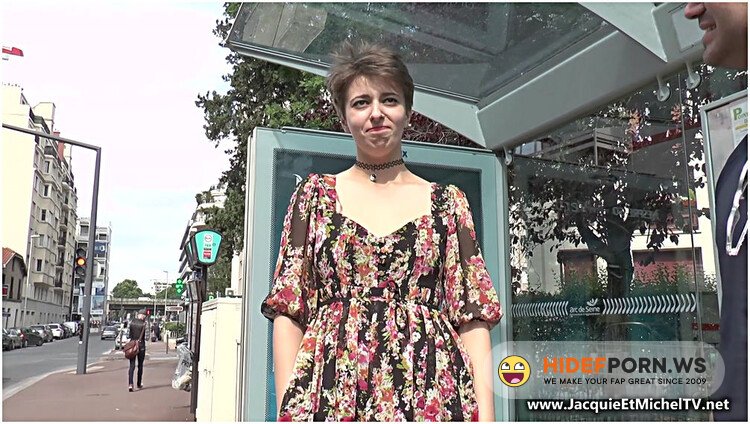 JacquieEtMichelTV.net/Indecentes-Voisines - Molly - Molly rencontre un fan! [FullHD 1080p]
