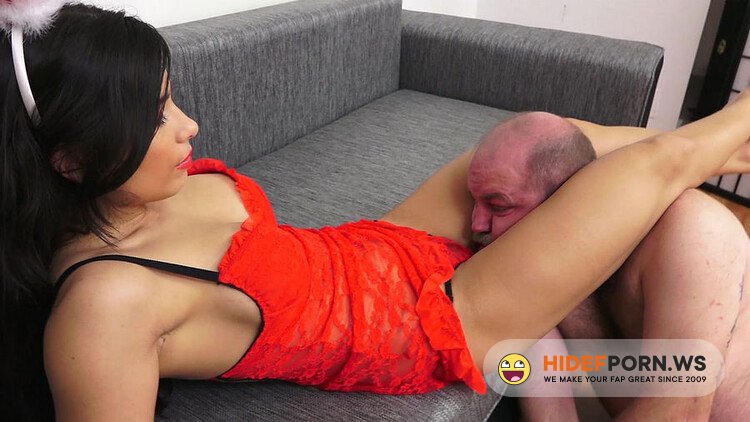 ManyVids - MiraCuckold - Happy Christmas Daddy Cruel Scissorholds [FullHD 1080p]