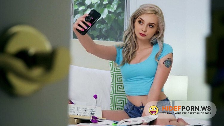 Mofos.com/PervsOnPatrol.com - Lexi Lore: Spy Cam Studying [FullHD 1080p]