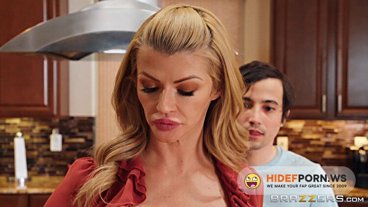 MommyGotBoobs / Brazzers - Joslyn James - Mom's Got New Boobs! [HD 720p]