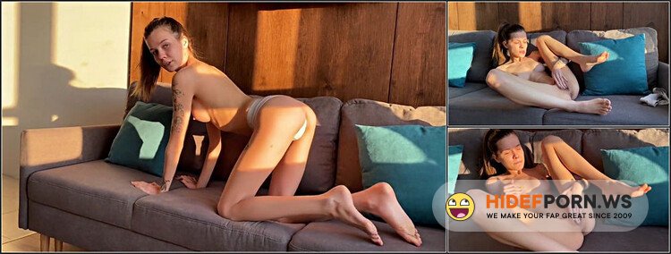 Fox Alina - Cute Petite Girl Fox Alina Masturbates During Sunset [FullHD 1080p]