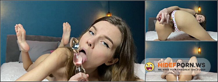 Fox Alina - Shameless Chick Jerks Off Right On Her Parent s Bed [FullHD 1080p]
