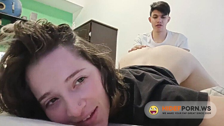 ENCUENTRO A MI HERMANASTRA MASTURBANDOSE EN CASA DE MIS TIOS [FullHD 1080p]