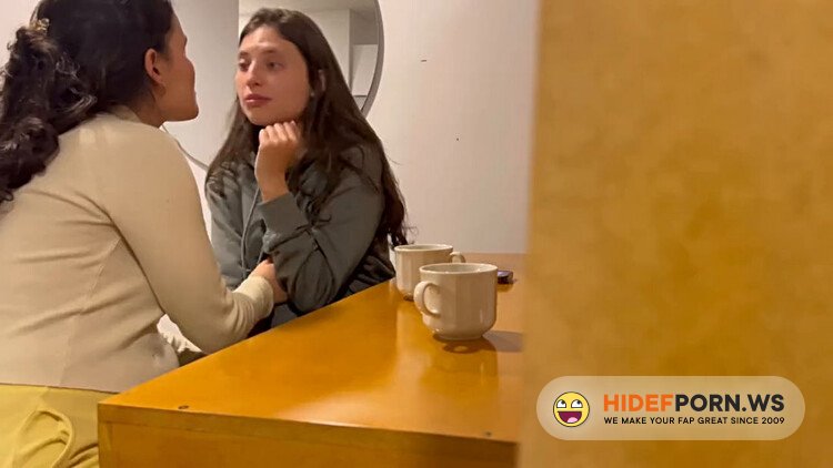 Lesbianas Se Tocan En Publico y Despues Follan En Bano Publico. [HD 720p]