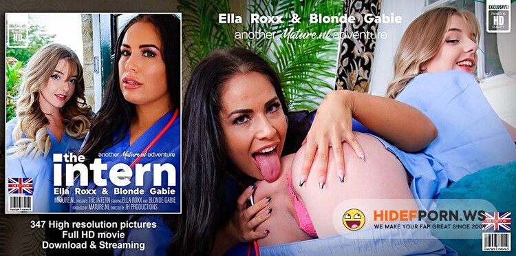 Mature.nl /Mature.eu - Ella Roxx (EU) (34) & Blonde Gabie (EU) (24) - Hot old and young lesbian sex between coworkers Ella Roxx and Blonde Gabie [Full HD 1080p]