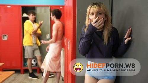 CrazyCollegeGFs - Evie Christian - Locker Room Loads [2024/SD]