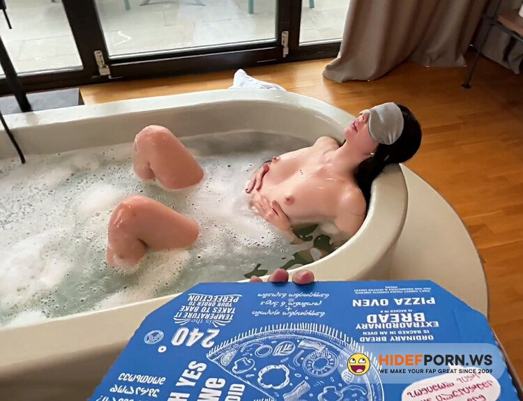 Pizzabud Slikkede Vad Fisse. Cutie Spiste Kurerens Sperm - Eva Soda [FullHD 1080p]