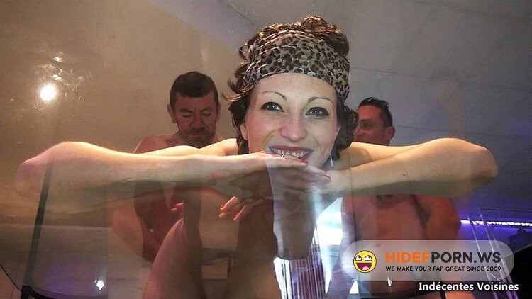 JacquieetMichelTV.net/Indecentes-Voisines.com - Claire, 20ans, Etudiante, Et Son Compagnon Sylvain, 45ans, Producteur, S'essaye Au Libertinage [HD 720p]