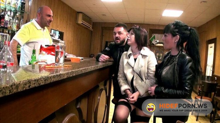 JacquieEtMichelTV.net/Indecentes-Voisines.com - Perle, gang-bang dans un bar a Marseille! [FullHD 1080p]