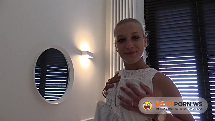 VurigVlaanderen/MeidenVanHolland - Sacha In De Badkamer Genomen [HD 720p]