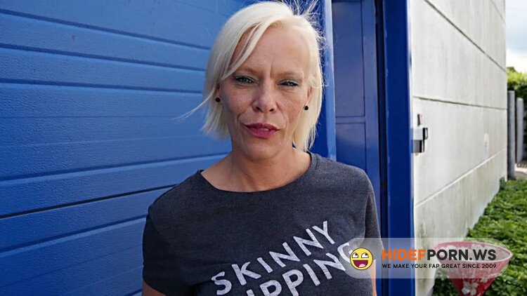 VurigVlaanderen/MeidenVanHolland - Milf Maike In Drie Gaten Genomen [HD 720p]