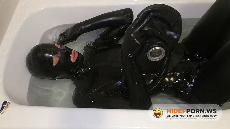 Onlyfans - Vickydevika - Gas Mask And Rebreather Bags Underwater Part 2 Of 2 [HD 720p]