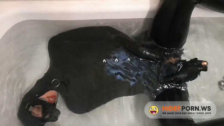 Onlyfans - Vickydevika - Holdong Her Breath Under Water [HD 720p]