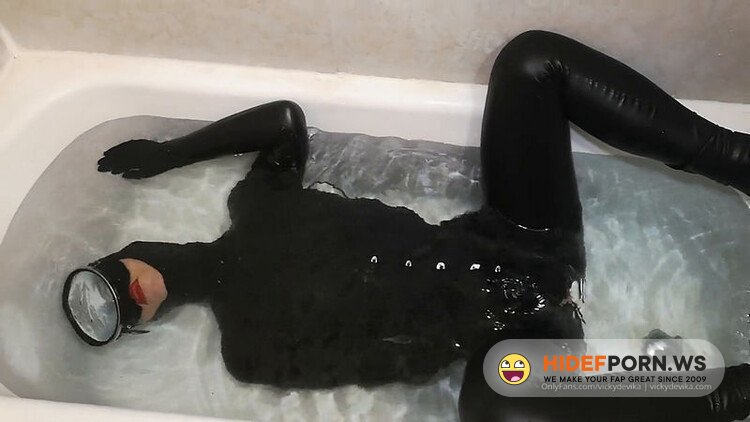 Onlyfans - Vickydevika - More Fun In The Tub With The New Vintage Dive Mask [HD 720p]