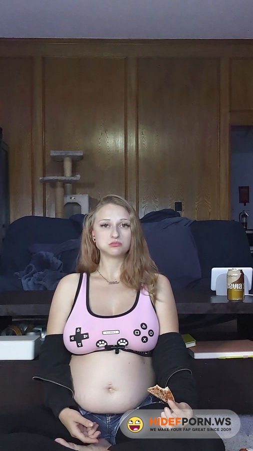 Onlyfans - 22 Weeks Pregnant Eats Whole Pizza And a Burger Rose Spades [SD 1920p]