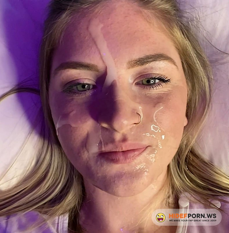 Onlyfans - Zoeneli   I Tried To Distract Him While Gaming He Climbed On Top Facefucked Me Instead [FullHD 1080p]