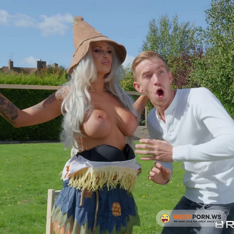 Brazzers - Brooklyn Blue – Sex with the Scarecrow [FullHD 1080p]