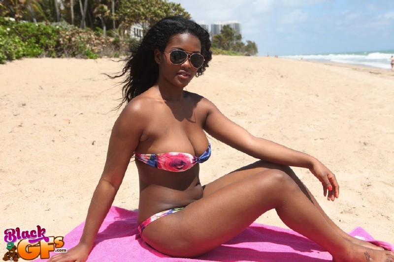 BlackGFs.com - Leila - Beach Bod [SD 432p]