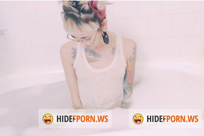 ManyVids.com - Skulliee - Skulliee bath cam [SD 480p]