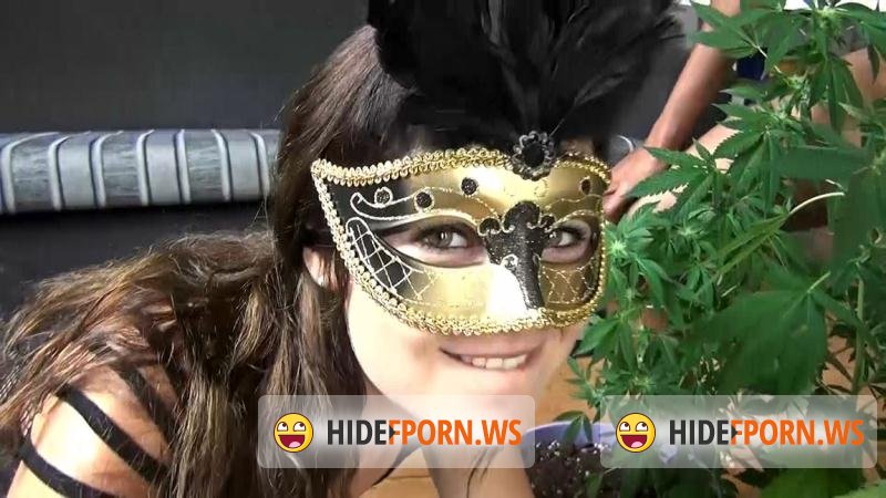 ManyVids.com - Unknown Tiny Dutch - Rumble in the weed jungle [FullHD 1080p]