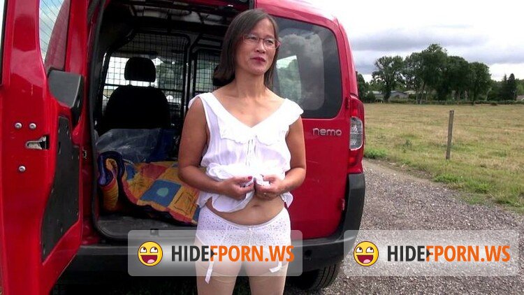 JacquieEtMichelTV.net/Indecentes-Voisines.com - Le Thi - Le Thi, 44ans, agricultrice a Gisors! [HD 720p]